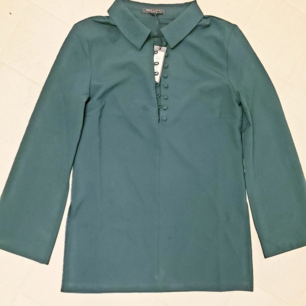 NWT Women M button Romeo & Juliet top